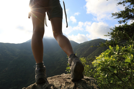 女性的徒步旅行者腿在山