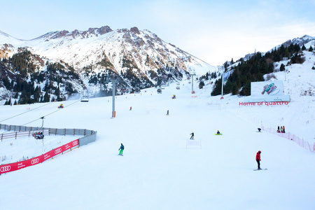 斜坡上滑雪度假村