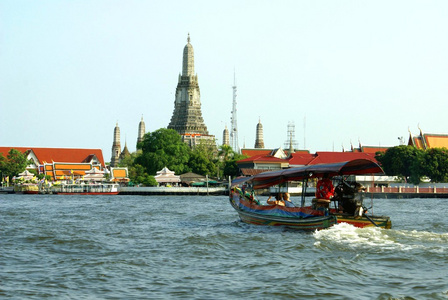泰国曼谷潮佛拉雅河畔的瓦阿伦