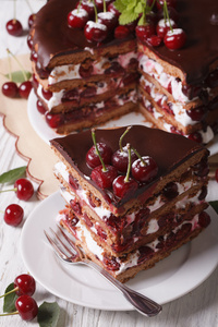 美味的樱桃蛋糕与巧克力和奶油垂直顶部的看法