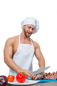 厨师健美运动员准备大块的生肉