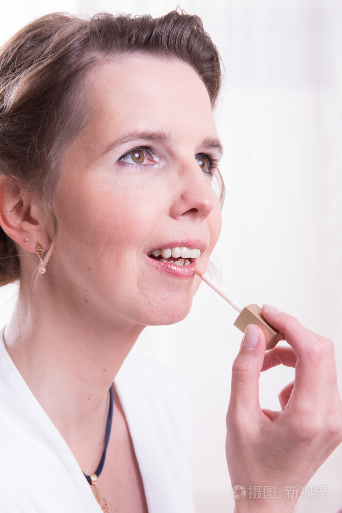 有魅力的女人正在化妆