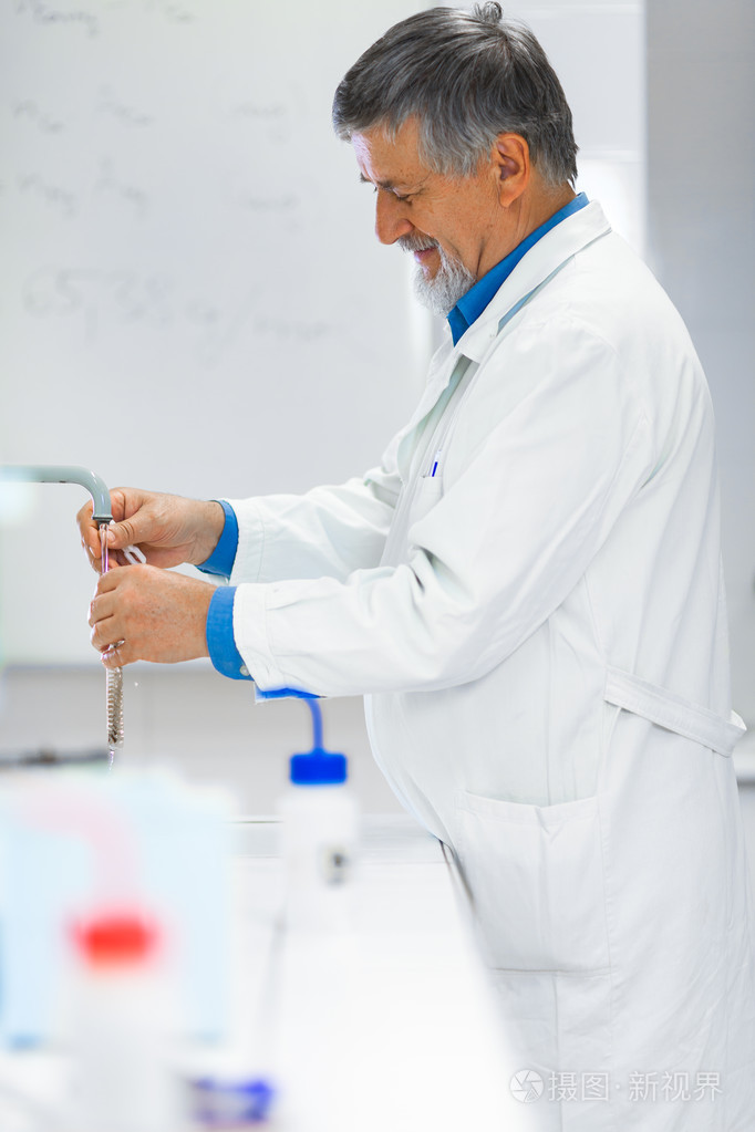 进行科学研究的资深男研究员