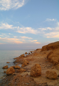 美丽的海景。海和岩石在日落时。埃及红海