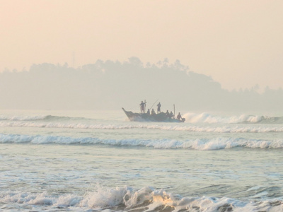 斯里兰卡海滩的晨曦渔人船