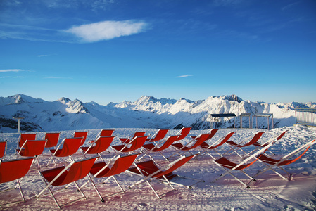 阿尔卑斯山奥地利山坡上的椅子。