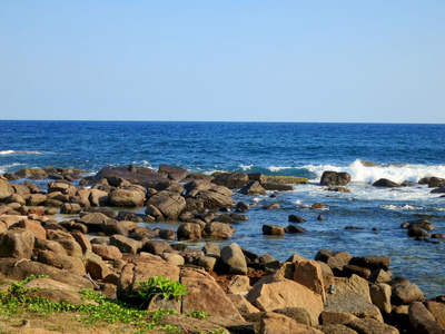 斯里兰卡海洋湾的波浪和岩石