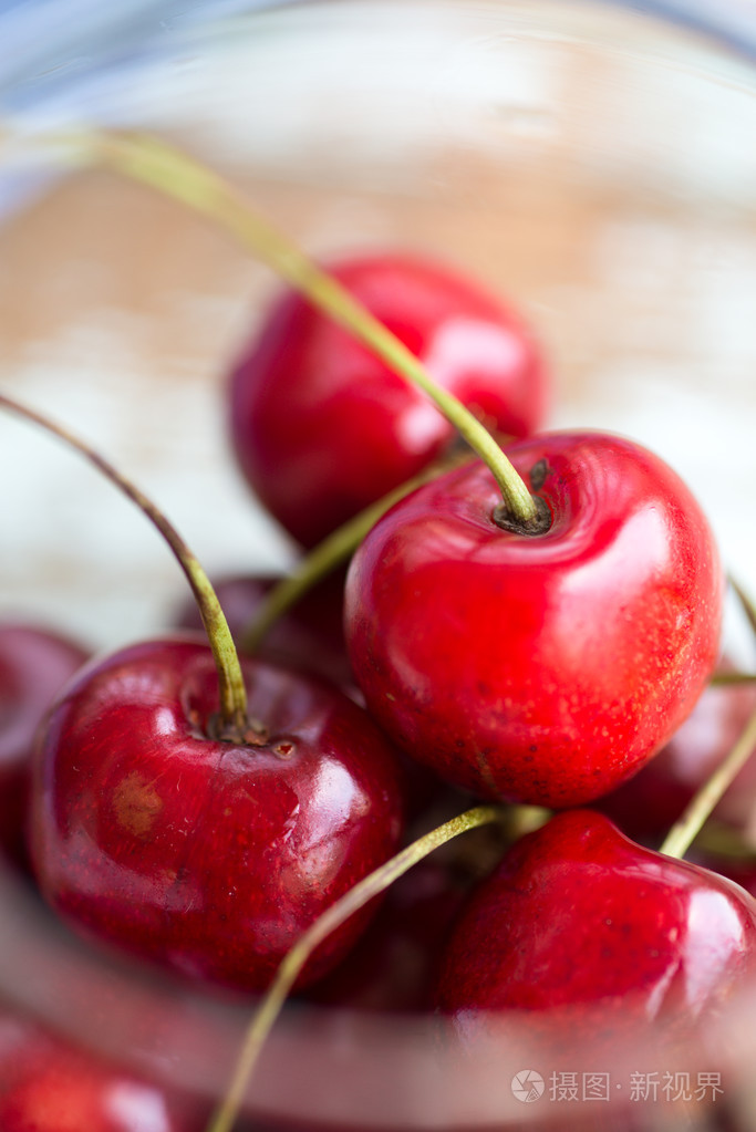 杯中的红里的红樱桃夏日水果