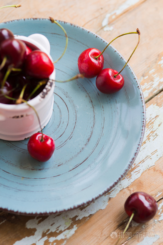 红色多汁樱桃陶瓷盘子