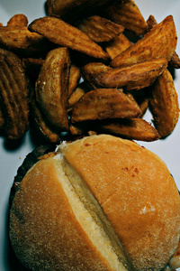 汉堡包和乡村风味薯条图片