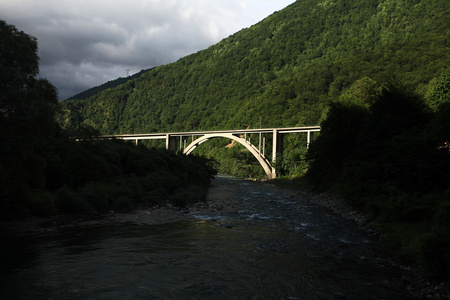 欧洲山风景与桥梁图片
