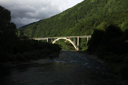 欧洲山风景与桥梁