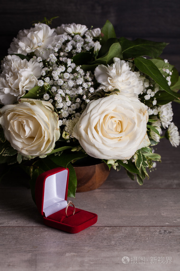 浪漫的白玫瑰,与金戒指