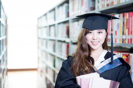 亚洲女学生举行书在图书馆