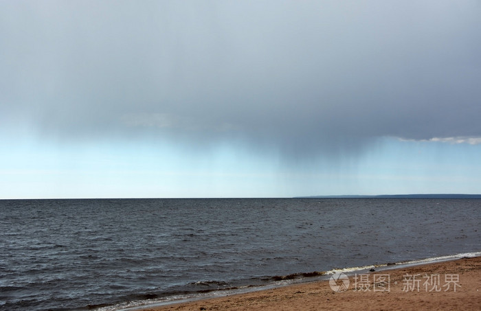 海面上的大雨云