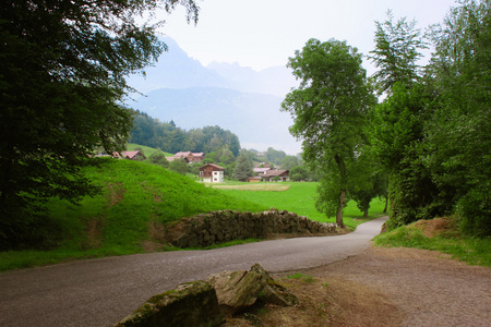 法国道路上的小山村图片