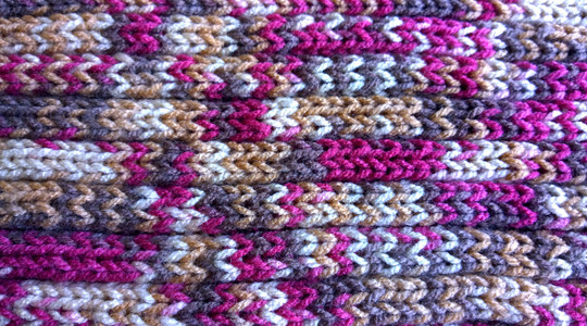 粉红色和棕色针织羊毛的纹理