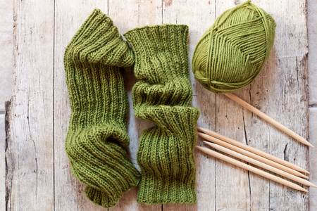 羊毛绿色护腿编织针和纱线图片