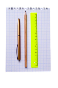 尺子 铅笔和钢笔在白色背景上孤立