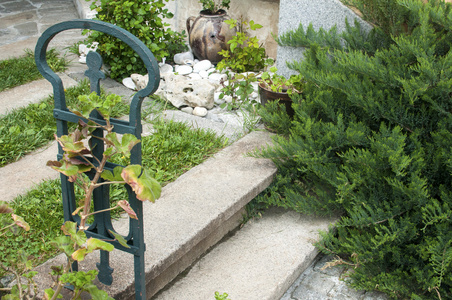 在花园里的石头台阶
