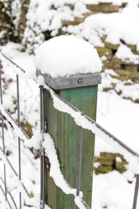 木杆和栅栏上的雪