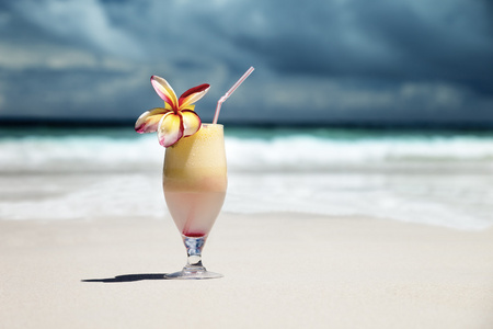 鲜榨果汁热带的海滩上