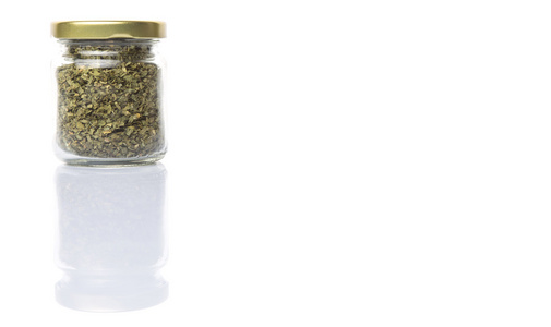白色背景石粉罐中多种香草迷迭香芹菜湾叶和百里香