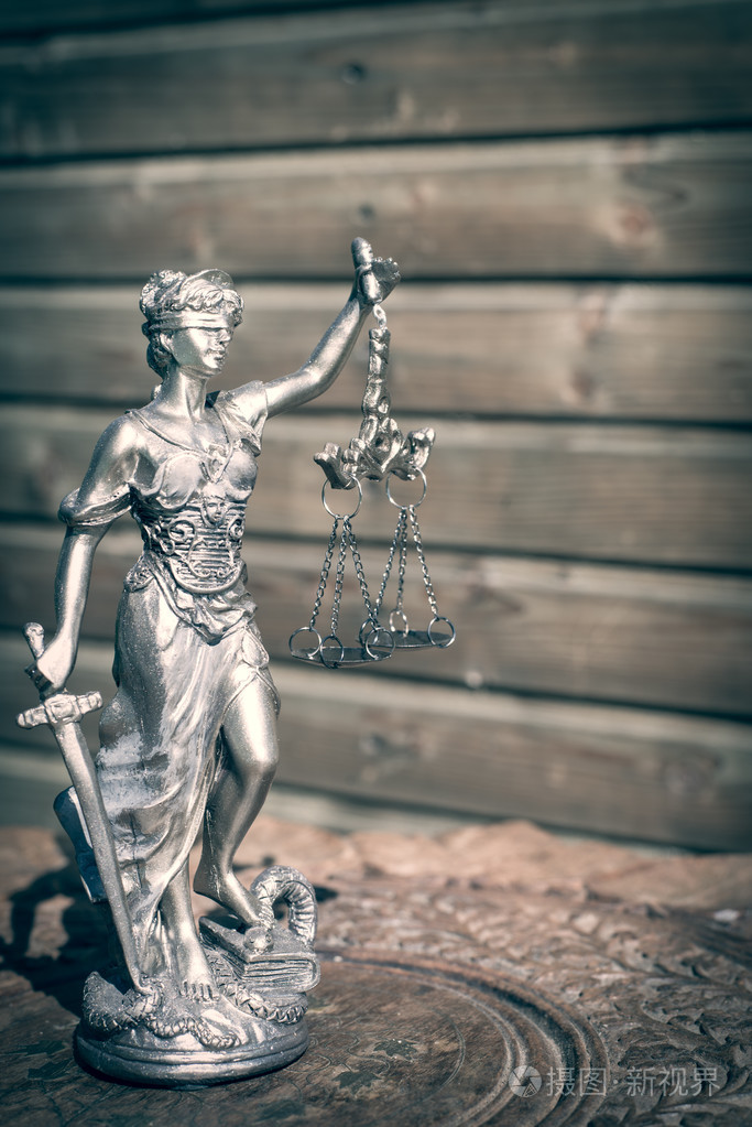上木衬背景的忒弥斯femida或正义女神的雕塑