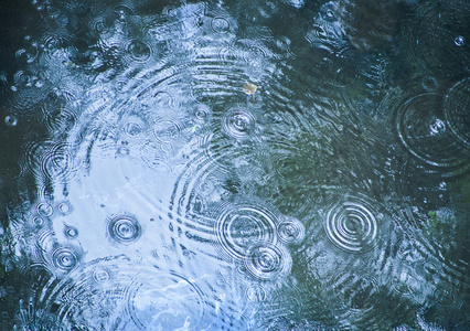 雨滴落在游泳池