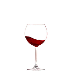 红酒收藏溅在一杯红酒。在白色背景上孤立