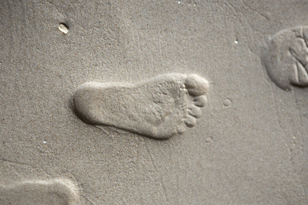 一个足迹在沙