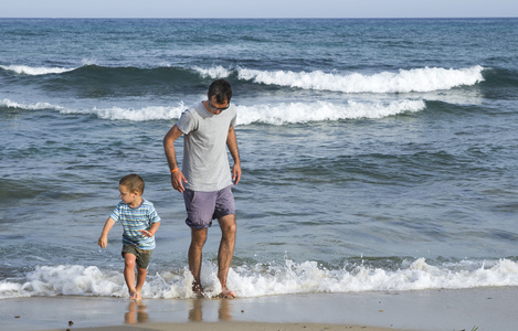 父亲和儿子在海滩上