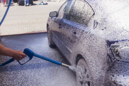 流动的水与泡沫洗车