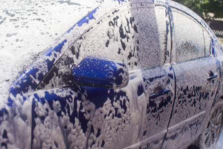 流动的水与泡沫洗车