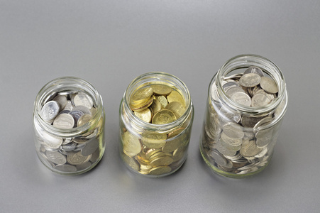 在 Jar金融概念的三个不同大小的硬币