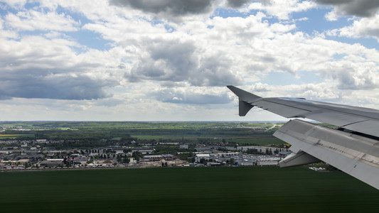 法国巴黎2015年5月5日。从戴高乐机场降落的飞机窗口可以看到巴黎附近的美景