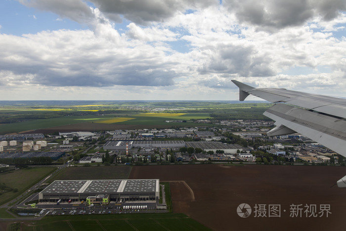 法国巴黎2015年5月5日。从戴高乐机场降落的飞机窗口可以看到巴黎附近的美景