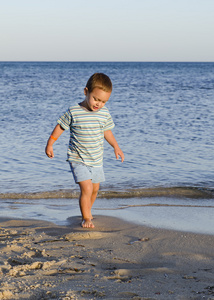 行走在沙滩上的孩子