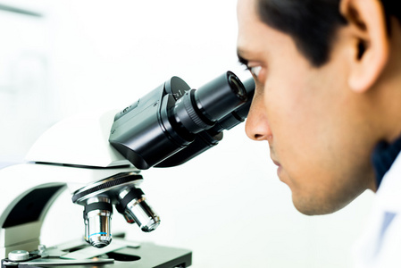 使用显微镜在生化集中的研究员