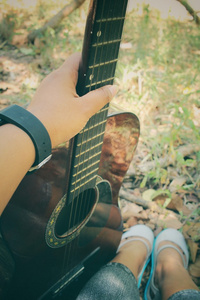 弹吉他的女人