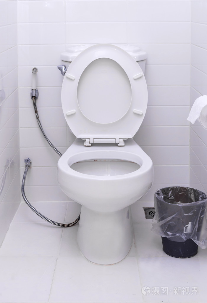 现代化的浴室的白色马桶