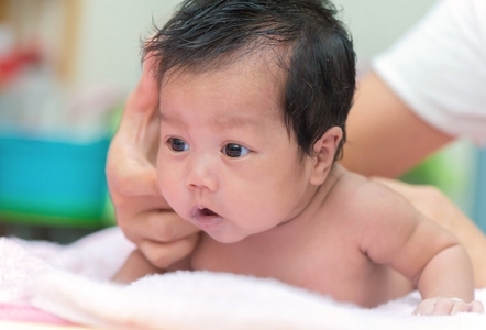 可爱的新生婴儿女孩在床上的肖像