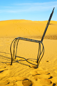 桌子和座位在沙漠黄沙