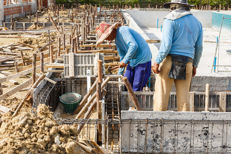 在建设工地上工作的工人