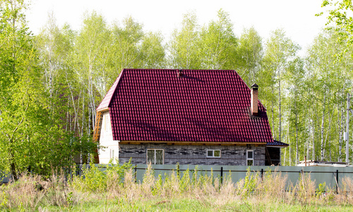 砖小屋房子在村庄图片