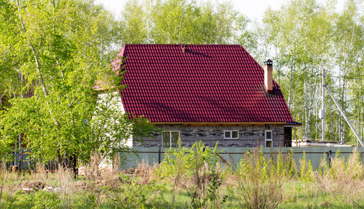 砖小屋房子在村庄图片