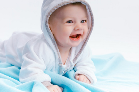婴儿在蓝色的毯子上罩