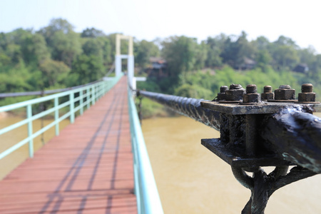 河上的悬索桥图片