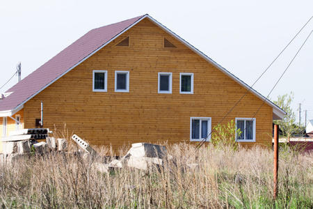 砖小屋房子在村庄图片