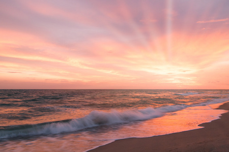 在美丽的夕阳的热带海滩